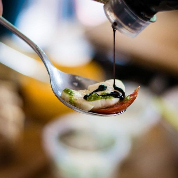 La nostra mozzarella con un goccia di aceto balsamico